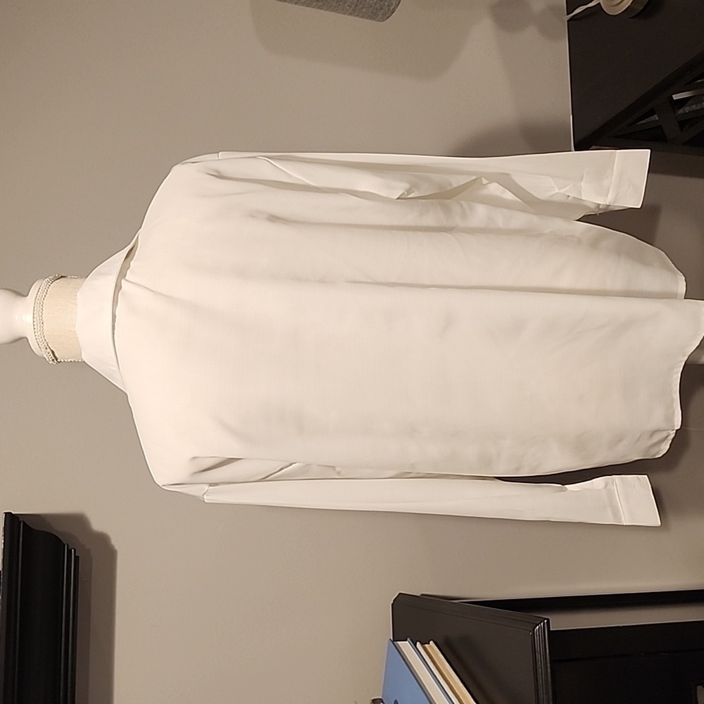 White 3/4 button collard blouse size XL chest 22 inches 26 1/2 inches. - Picture 4 of 6